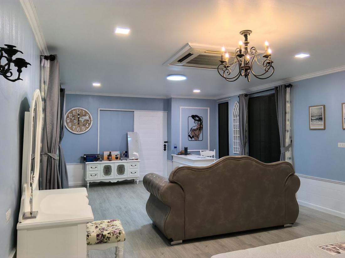 Honeymoon Suite