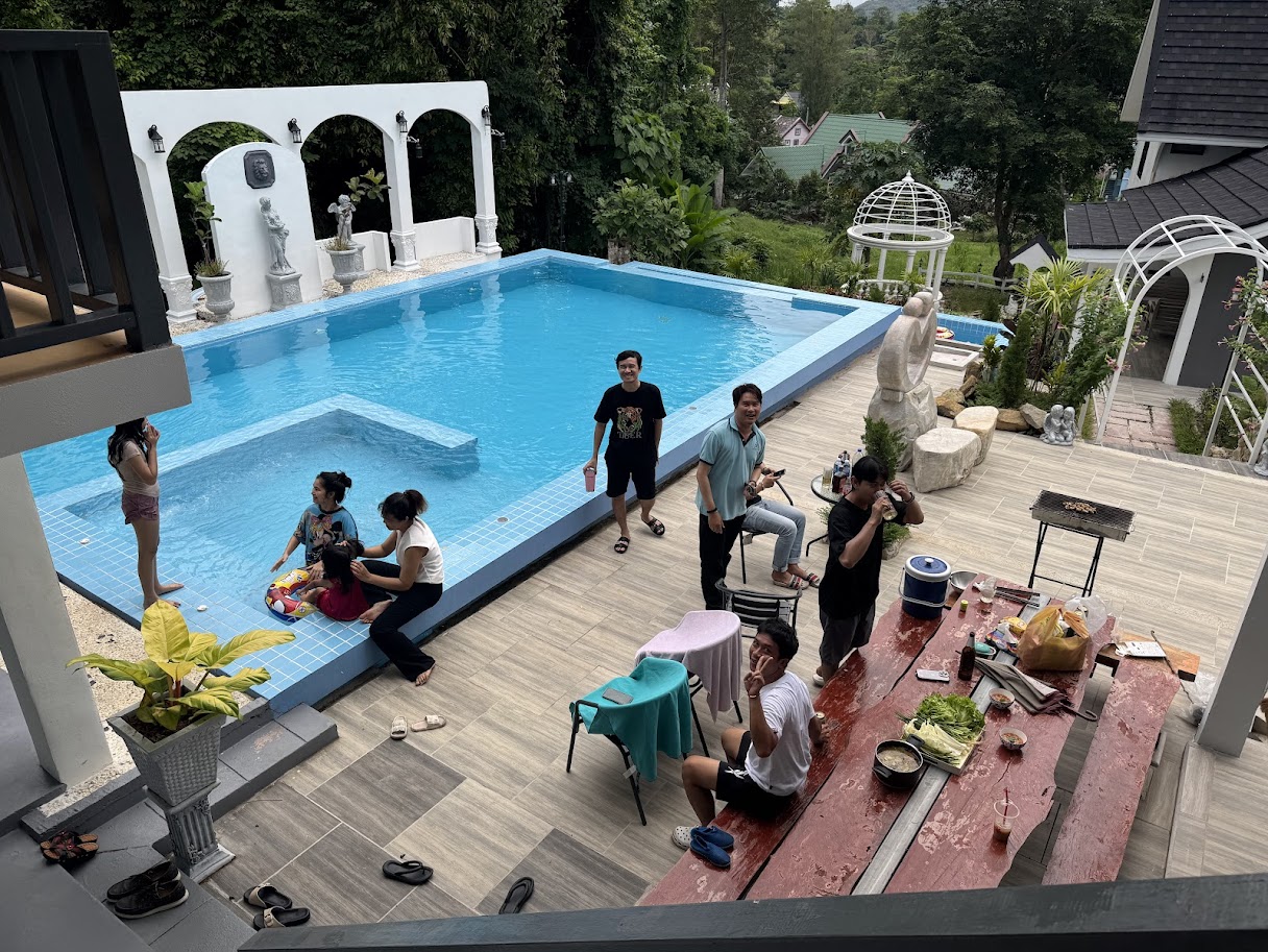 ปาร์ตี้ BBQ ริมสระว่ายน้ำ