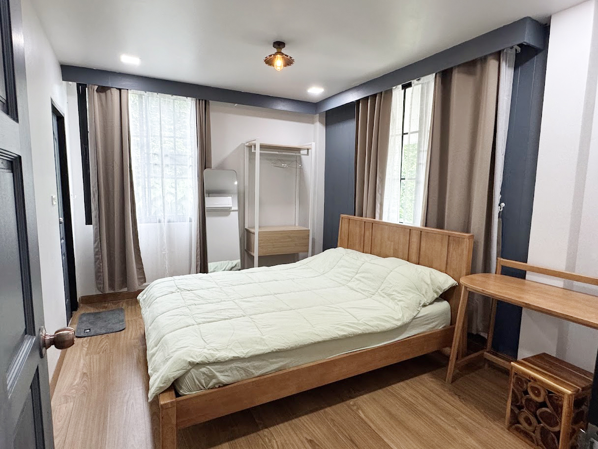 Upper-Bedroom2
