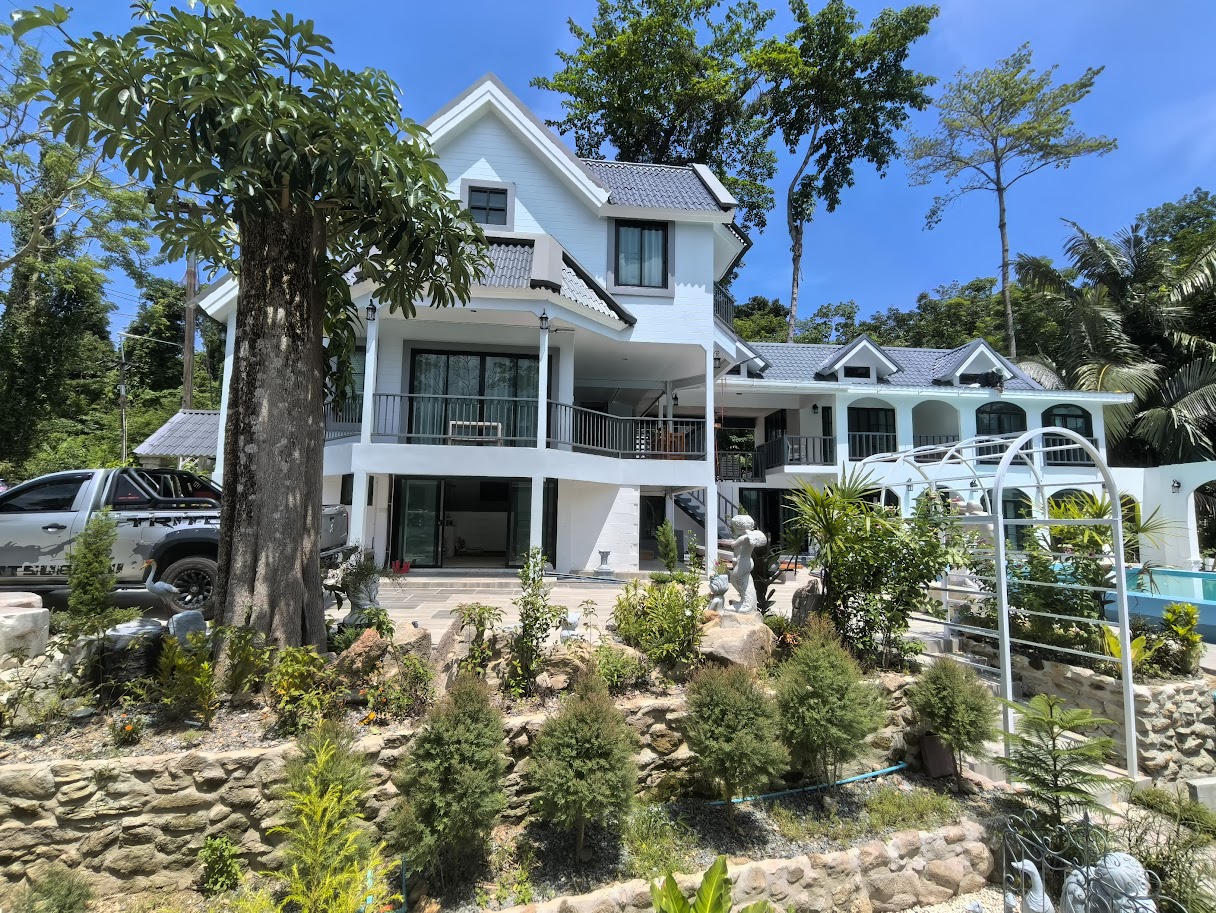 THE GRAND-HOUSE + POOL-VIEW- SUITE 1